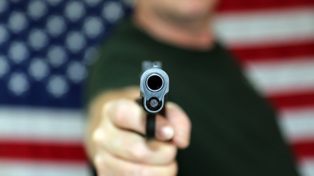 web-gun-shooting-america-us-shutterstock_352727051-mikeledray-ai.jpg