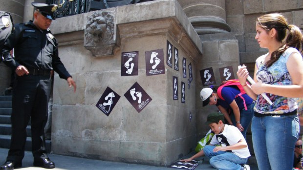 web-mexico-abortion-march-police-aquarela-08-cc.jpg