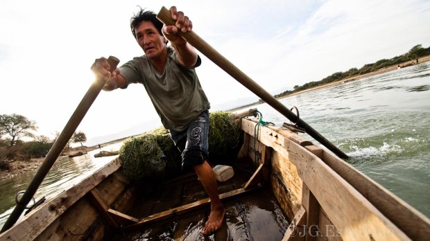 web-pilcomayo-river-bolivia-paraguay-boat-fisher-c2a9jgestellano-cc.jpg
