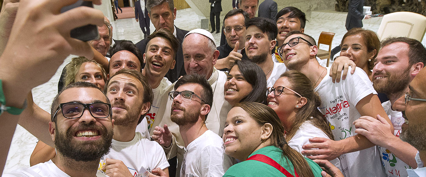 hero-pope-francis-selfie-young-youth-000_par8245050-osservatore-romano-afp-ai.jpg