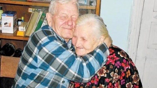 pareja-de-ancianos-abrazados.jpg