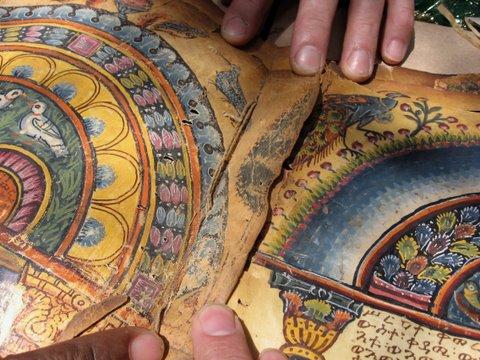 Los expertos creen que los Evangelios Garima (se trata de dos tomos, posiblemente incluso hechos en siglos diferentes), son también el primer ejemplo de un libro (y no de un pergamino, o un rollo) todavía encuadernado, sin páginas sueltas.  