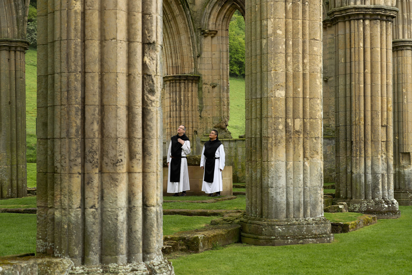 Aproximadamente 500 años después, una serie de fotografías publicadas en el DailyMail, muestra a dos monjes cistercienses, el Padre Joseph y el hermano Bernard, visitando las ruinas de una de estas grandes abadías expropiadas y destruidas.
