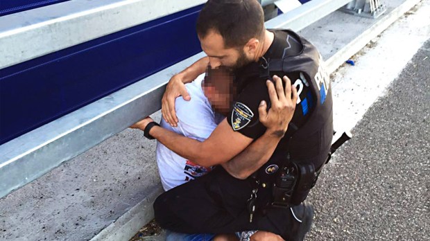 web-hug-policeman-suicide-policia-de-palma.jpg