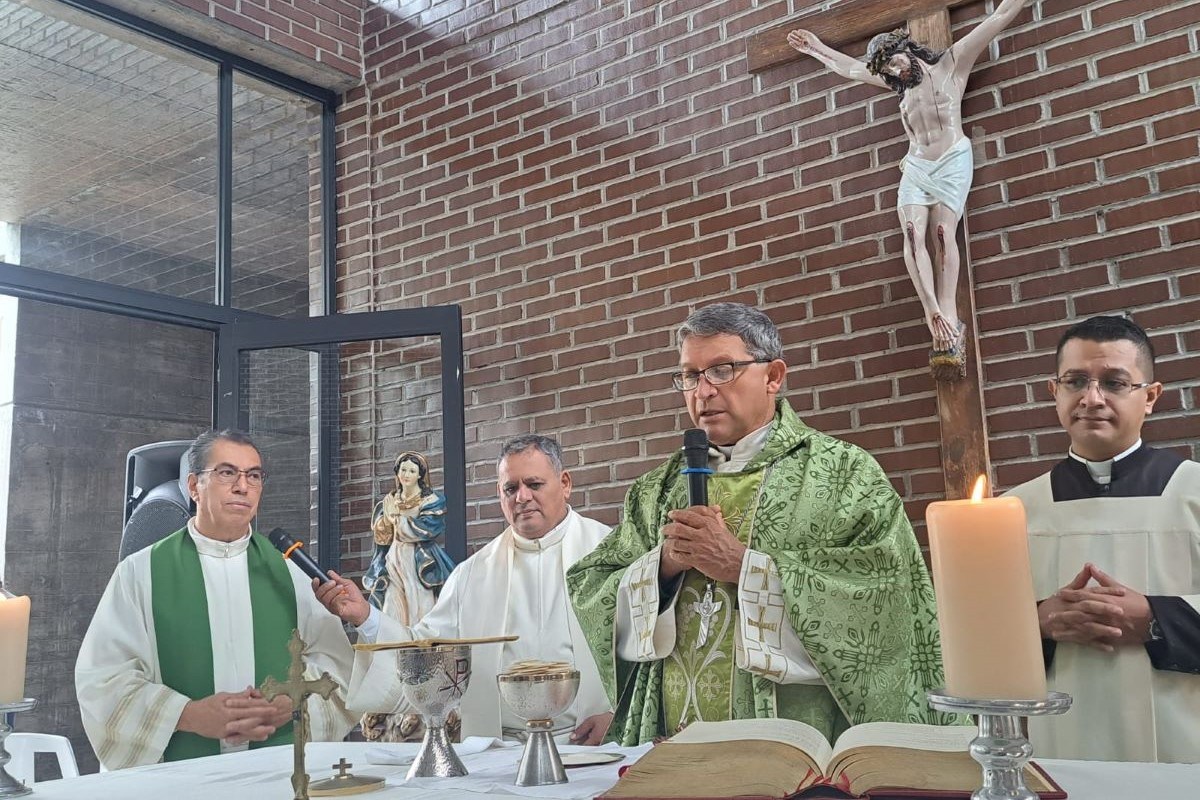 Sacerdotes en Misa