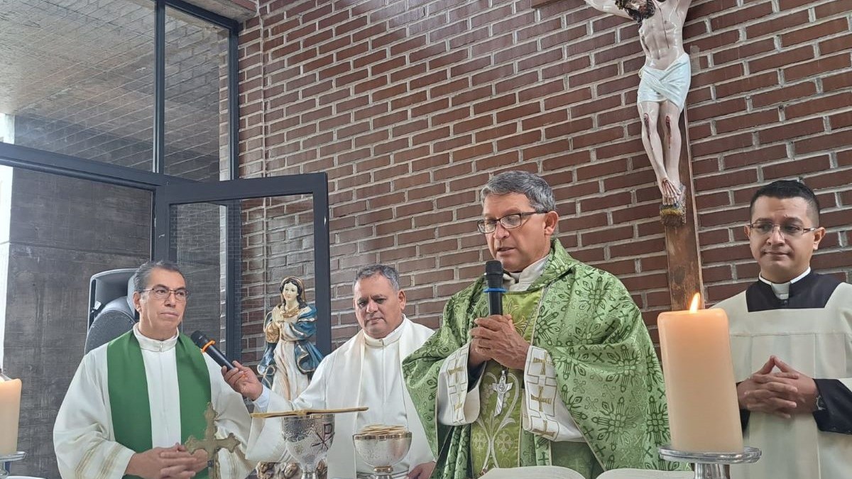 Sacerdotes en Misa