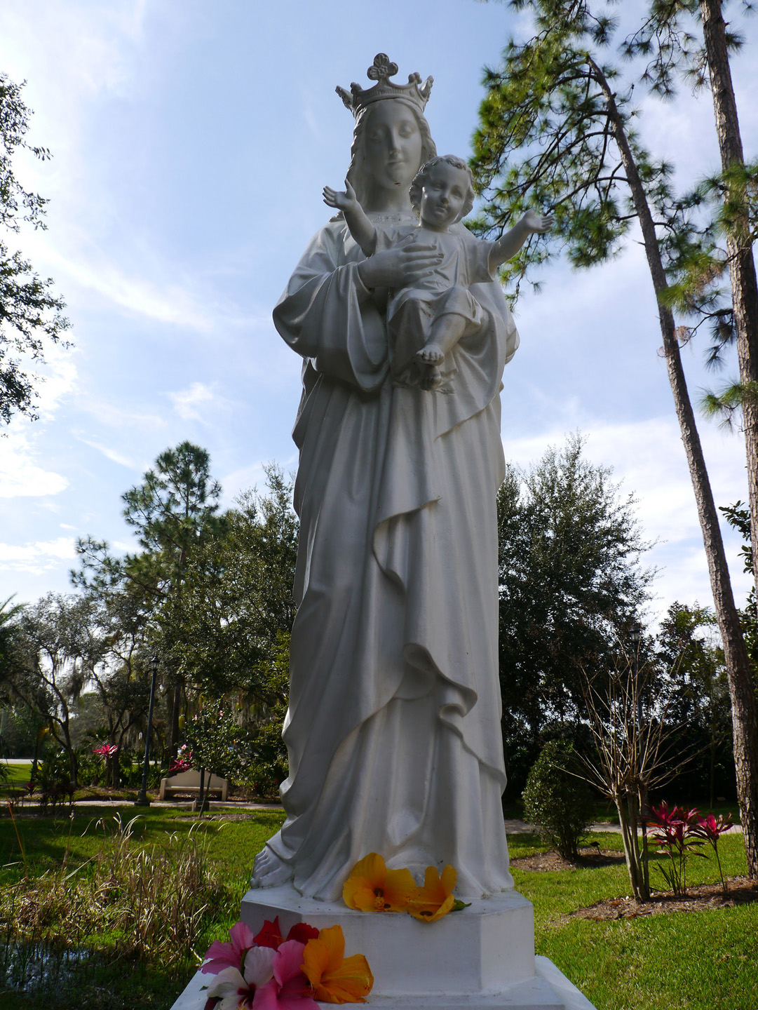 Orlando es, sin dudas, uno de los destinos turísticos más populares en los Estados Unidos, básicamente por ser el hogar de Disney World, y otros parques temáticos y atracciones más o menos del mismo tipo. Pero esta ciudad de la Florida es también la sede de la Basílica del Santuario Nacional de María, Reina del Universo.