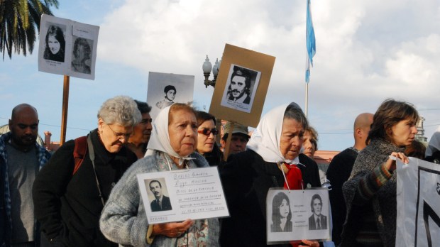 web-argentina-dictatorship-madres-de-plaza-de-mayo-tahiana-mc3a1ximo-cc.jpg