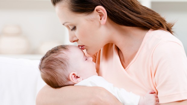 web-baby-mother-kiss-shutterstock_53886982-valua-vitaly-ai.jpg