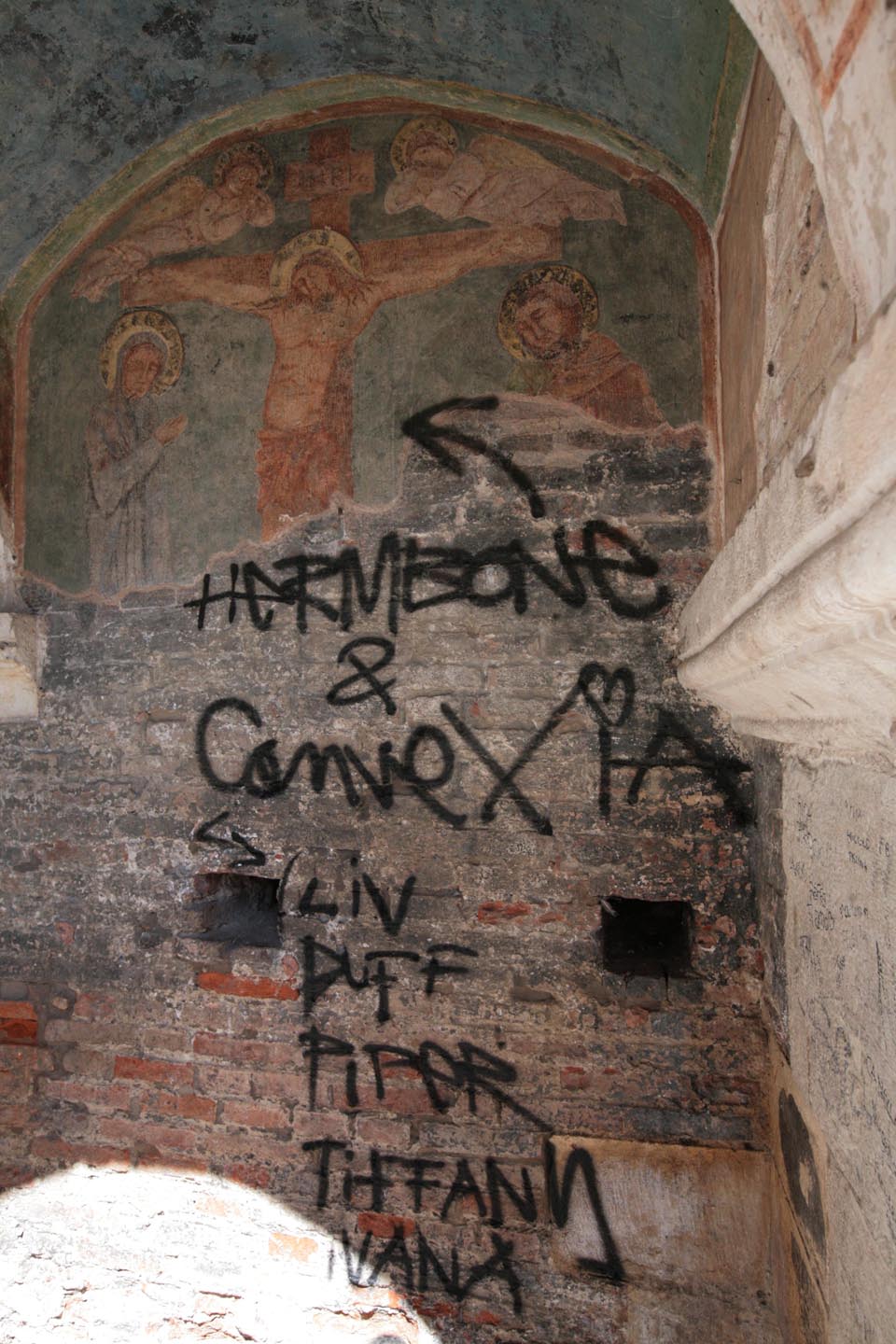 Un fresco anónimo, perteneciente a la llamada Escuela de Giotto, que data de cerca del 1320, ubicado en el claustro del Templo de San Lorenzo en Vicenza, fue dañado la noche del pasado 10 de agosto por un desconocido que hizo un graffiti sobre la pieza