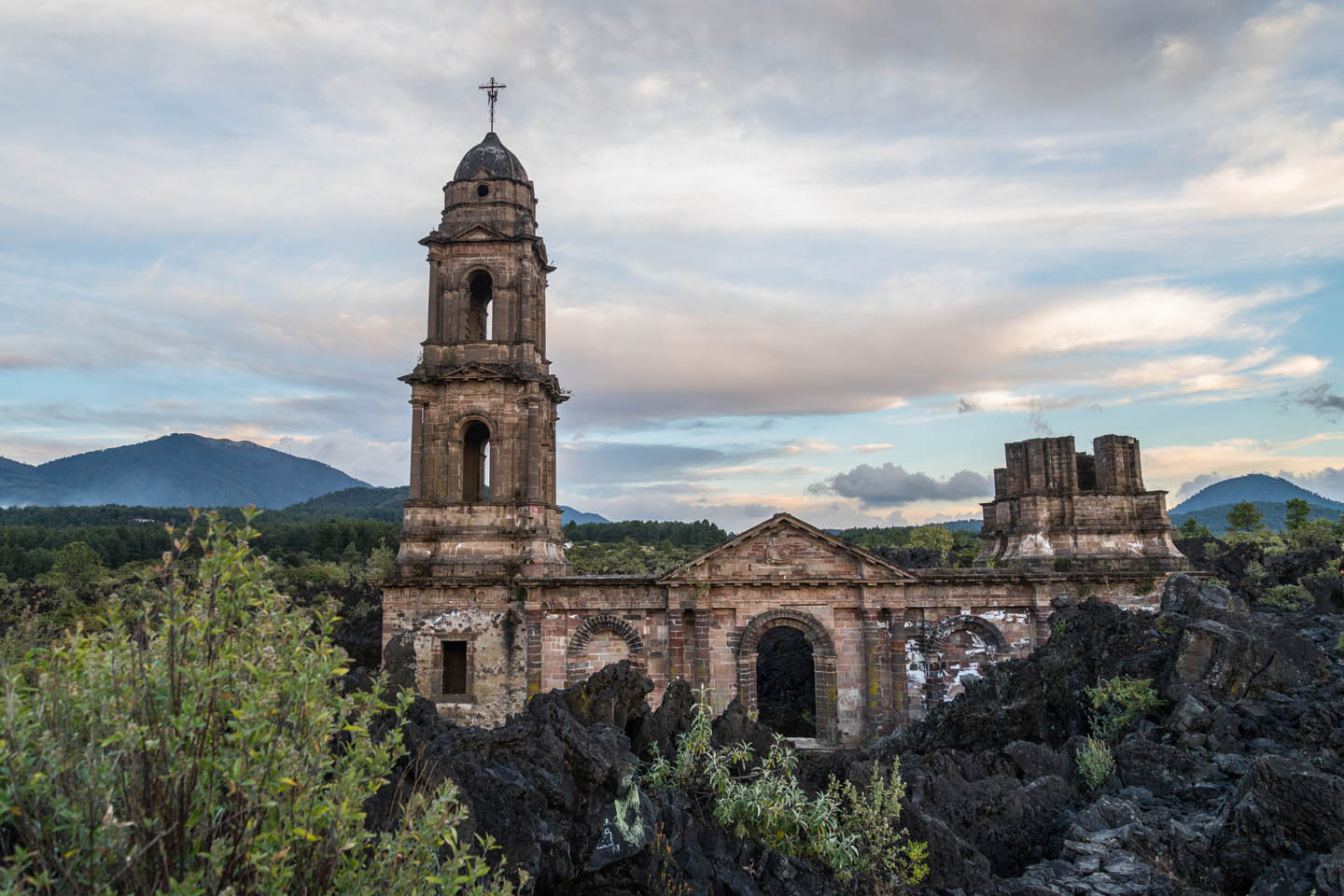 San Juan Parangaricutiro: una iglesia sepultada por la lava