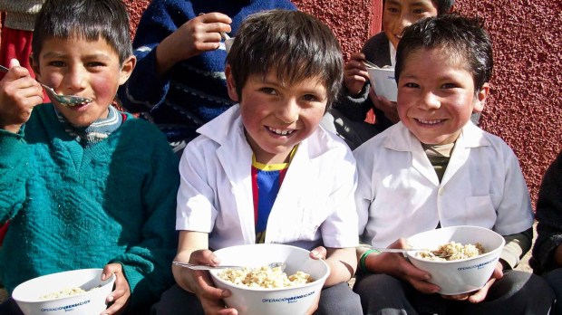web-peru-hunger-children-eating-fmsc-distribution-partner-peru-cc.jpg