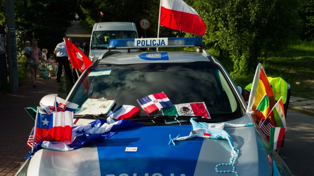 web-wyd-poland-patrol-car-police-flags-rs27090_grzedzinski_20160730_499-wojciech-grzedzinski-aleteia.jpg