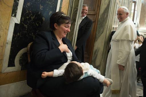 Papa Francisco con madre amamantando