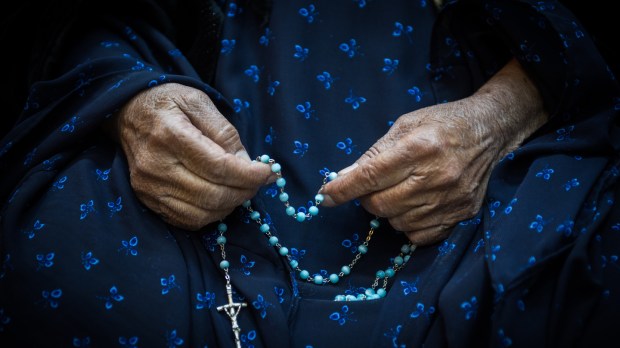 rs22519_old-woman-praying-the-rosary-lpr