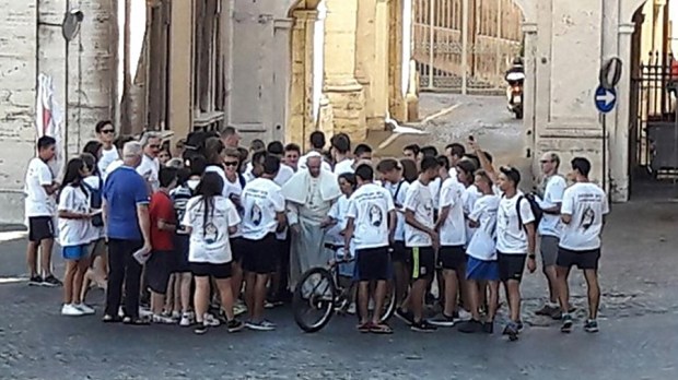 web-pope-francis-bike-rome-young-twitter
