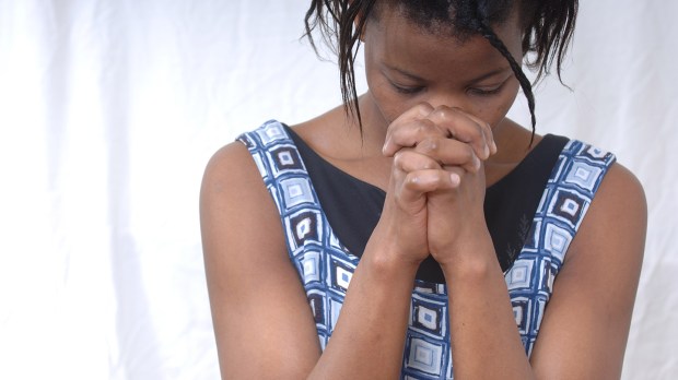web-pray-african-woman-shutterstock_20356291-eml-ai