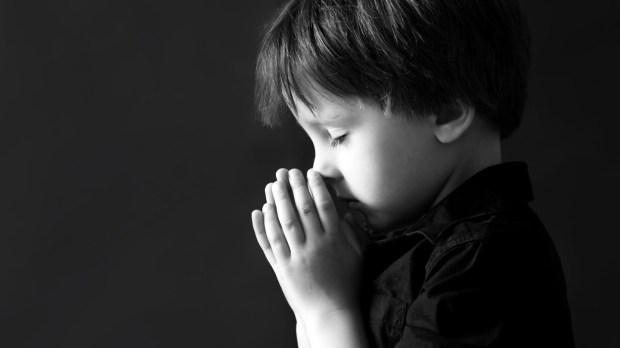 web-pray-prayer-boy-bw-shutterstock_313179068-tomsickova-tatyana-ai