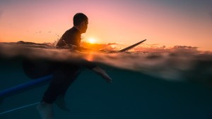 WEB-SURFER-SURF-SEA-TABLE-SUNSET-shutterstock_317013656-sw_photo-AI