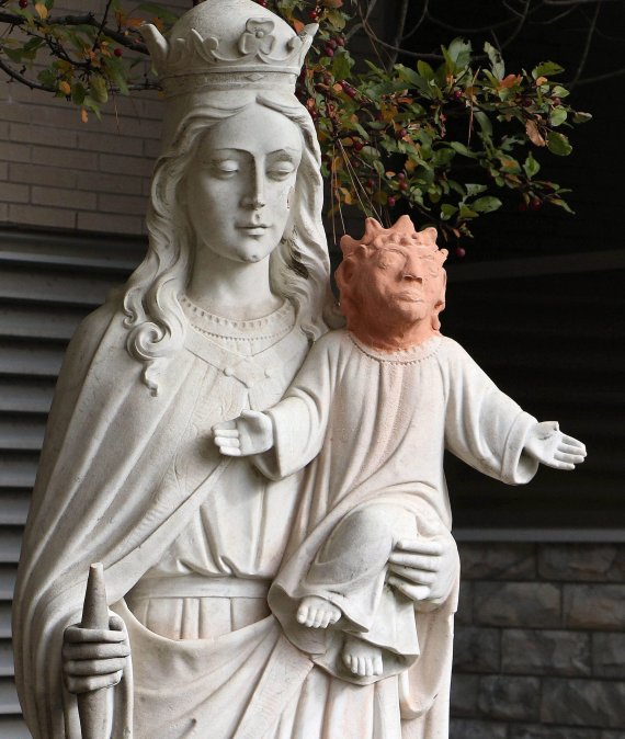 Pues el Ecce Homo zaragozano tiene ya competencia en Canadá. Específicamente, en Ontario: a Heather Wise, una escultora local, se le encomendó restaurar una imagen de la Virgen María con el Niño, cuya cabeza había desaparecido haría cuestión de un año.