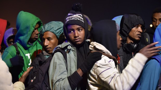 Refugiados y migrantes expulsados de Calais Francia
