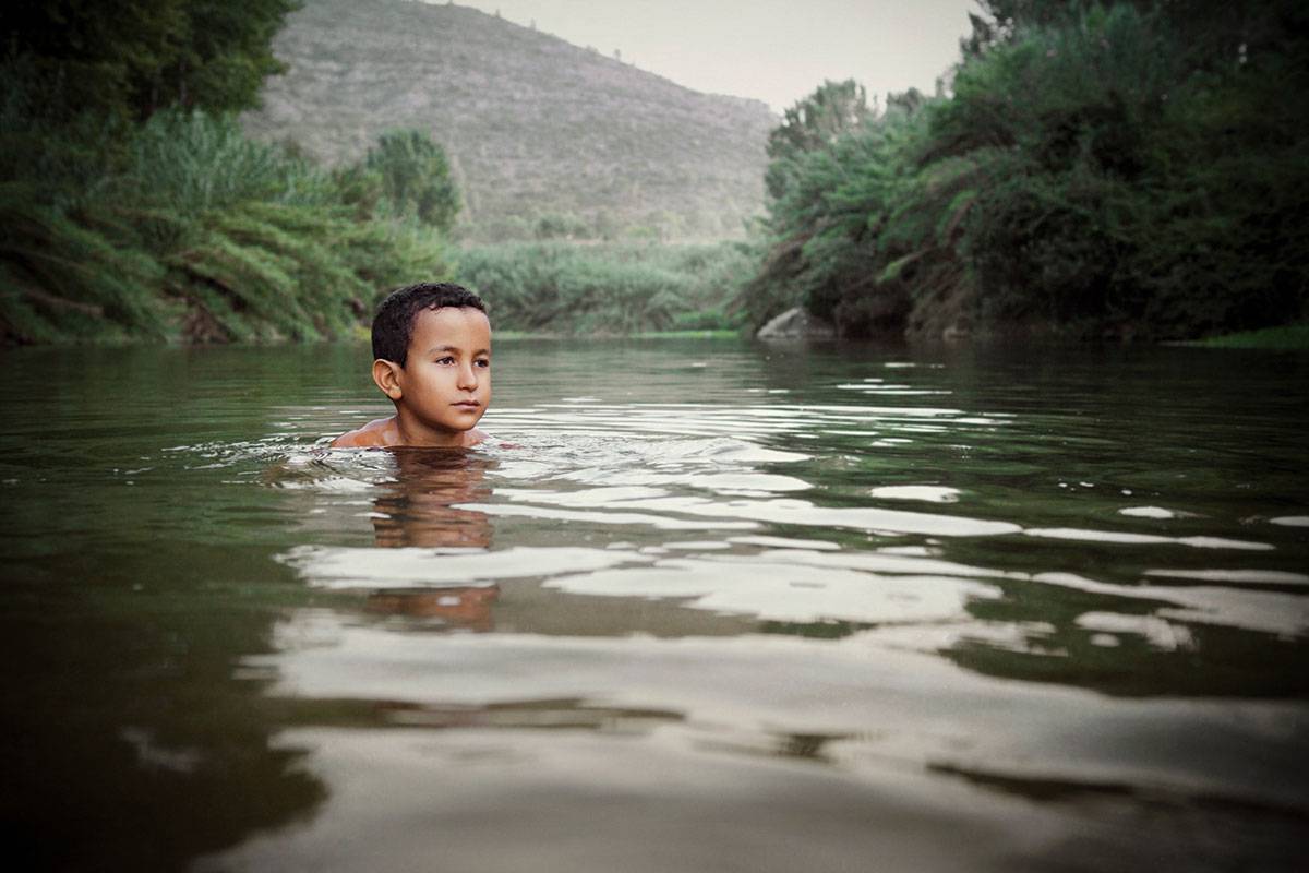 Niño refugiado en el agua