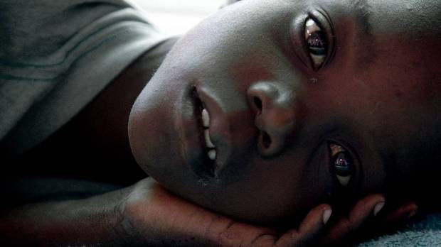 Niño refugiado negro, hambre y pobreza