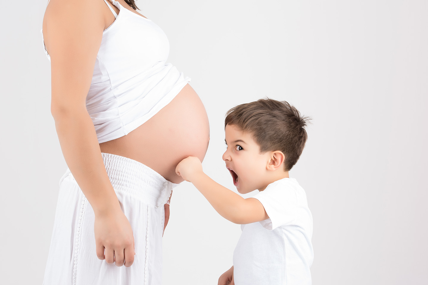 web-siblings-funny-fight-baby-pregnant-shutterstock_246820825-bbevren-ai