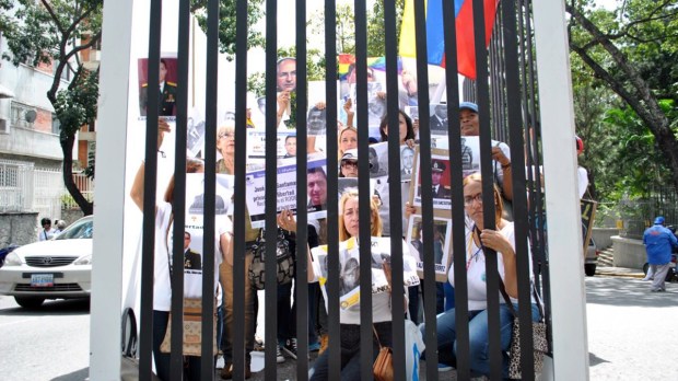 mons-claudio-maria-celli-y-el-nuncio-apostolico-aldo-giordano-reciben-a-familiares-de-presos-politicos-en-venezuela-4