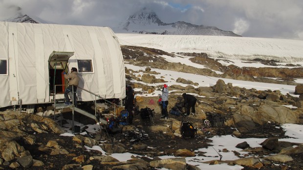 web-chile-scientific-station-glacier-continental-ice-mariano-draghi-cc