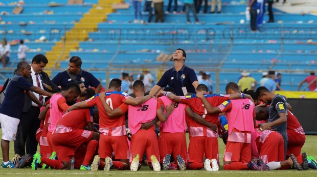 Jugadores de Panamá en oración