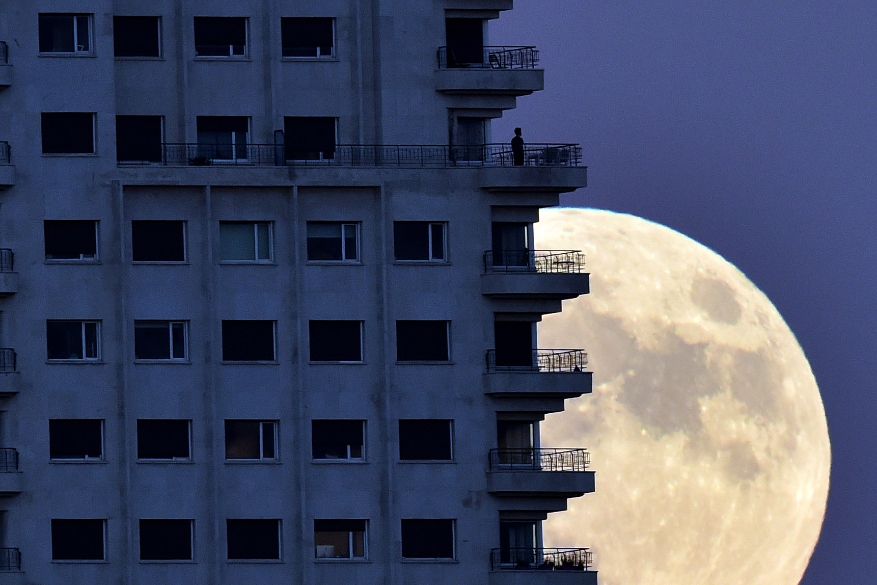 Где на земле не видно луну. Гигантская Луна. Очень большая Луна. Фото Луны. Самая большая Луна.