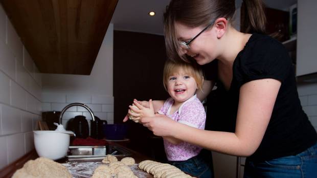 web-baking-mom-child-daughter-cook-thomas-d-mc3b8rkeberg-cc