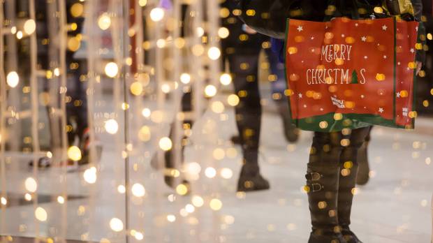 web-christmas-shopping-woman-bag-c2a9christoph-schmidt-dpa