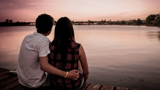 web-couple-sunset-lake-couple-unsplash-pixabay
