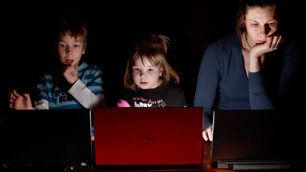 web-geek-tech-family-laptop-screen-addicted-ed-ivanushkin-cc