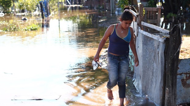 web-paraguay-floods-girl-juan-andres-del-puerto-gonzalez-cc