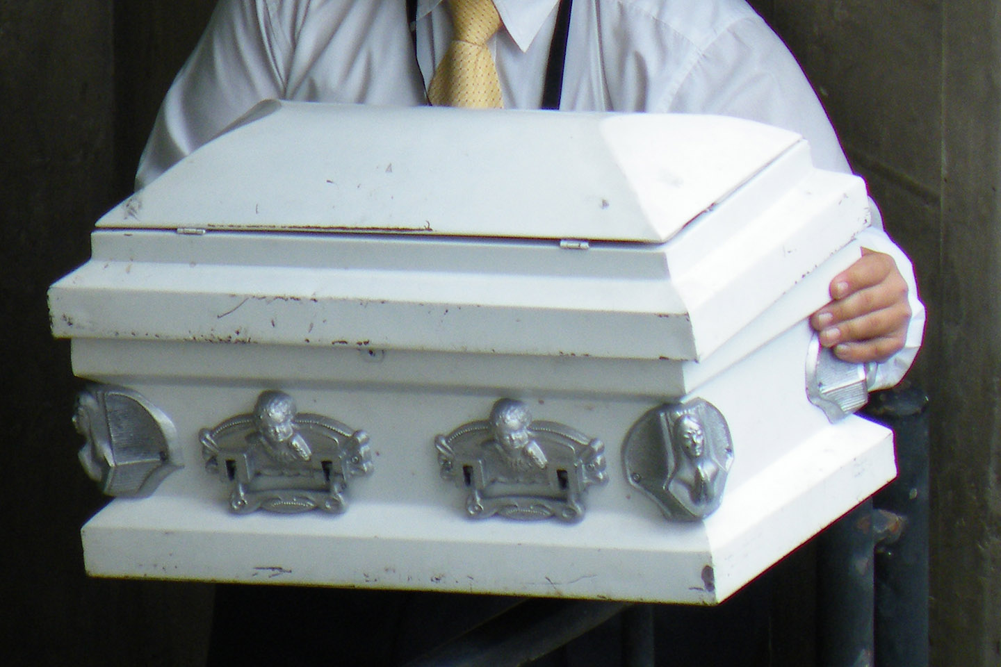 web-white-coffin-baby-death-ajps44-cc