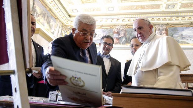 Papa Francisco y Mahmoud Abbas