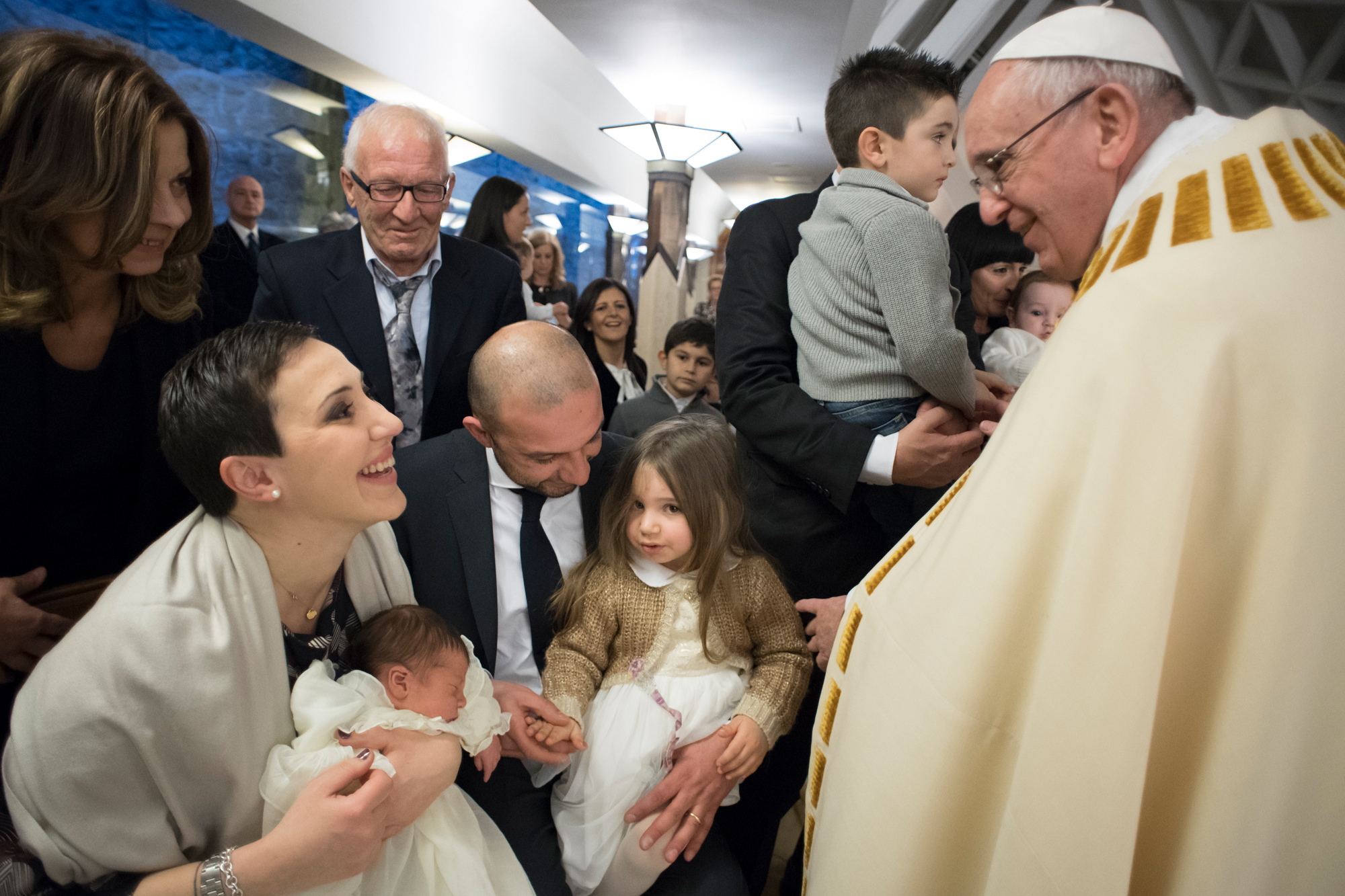El Papa Francisco bautizó a 13 niños del terremoto en Italia, el sábado 14 de enero en la tarde en Santa Marta 
