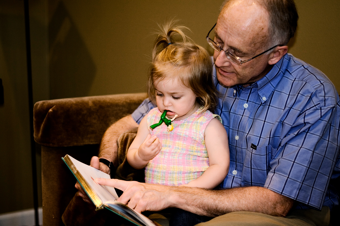 web-grandpa-reading-book-child-clappstar-cc