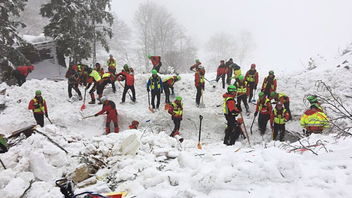 web-italy-hotel-rigopiano-snow-facebook-cnsas-piemonte