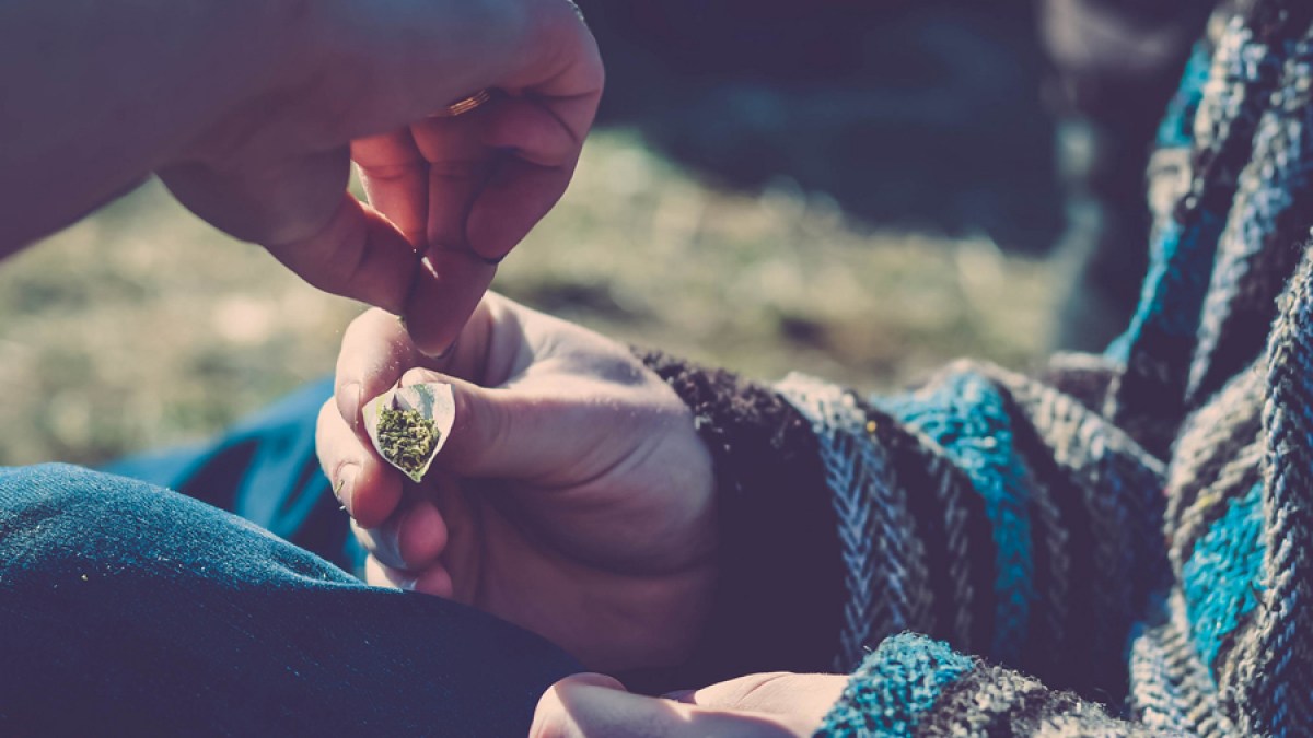 web-marihuana-cannabis-smoke-friends-rachael-bender-cc