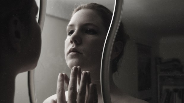 web-mirror-face-woman-portrait-francesca-botta-cc