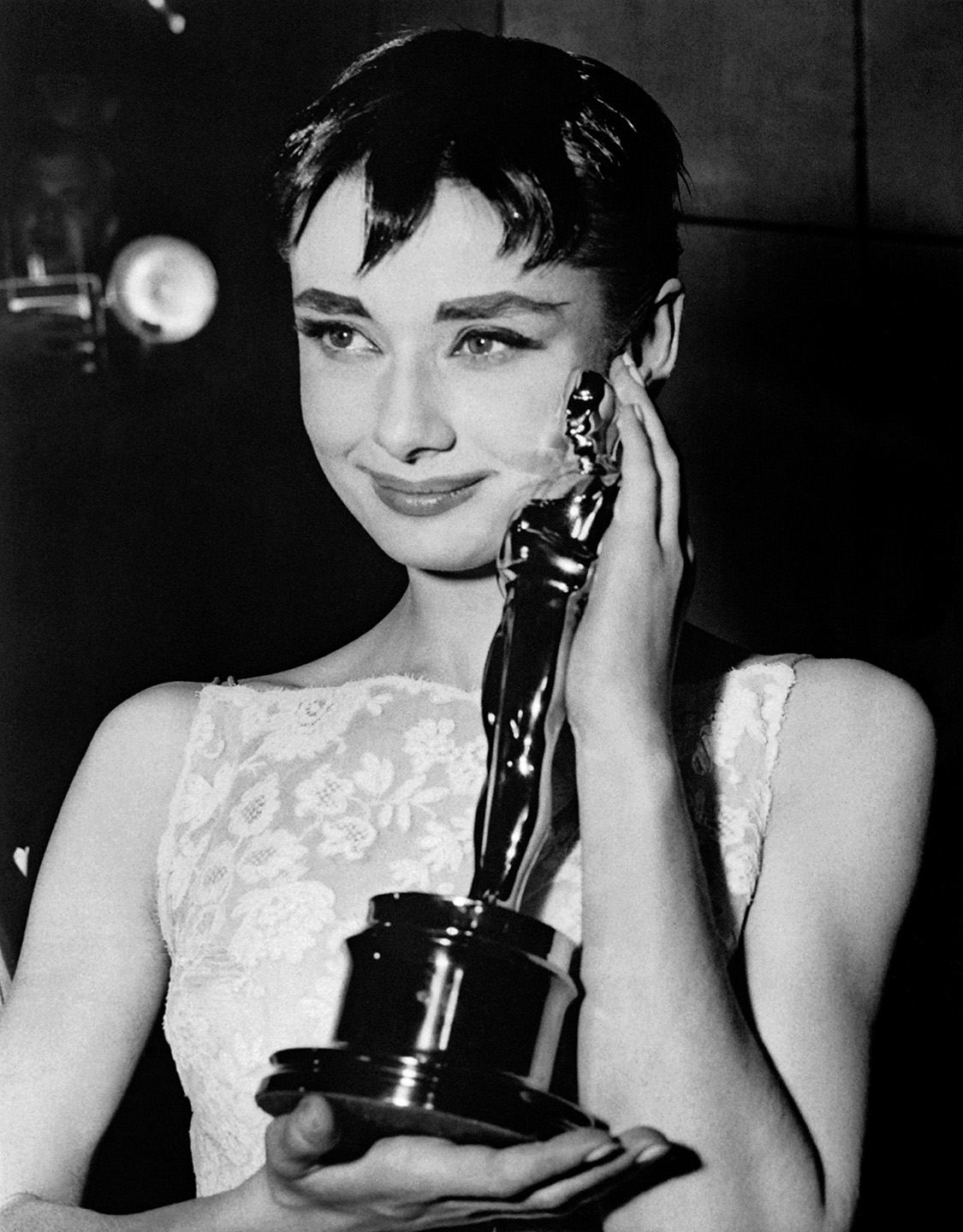 Audrey Hepburn con su Oscar a mejor actriz
