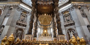 Las 8 curiosidades escondidas en el altar de la Basílica de San Pedro
