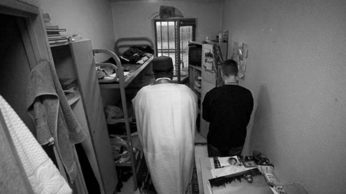 priere-avec-un-detenu-dans-la-prison-d-osny