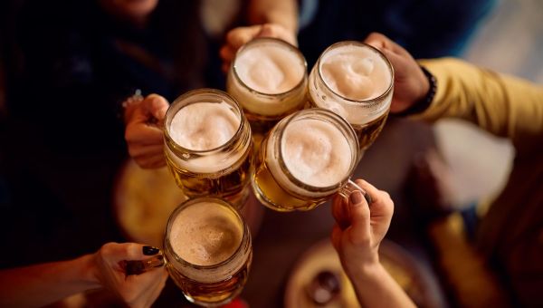 amigos hacen un brindis con cerveza