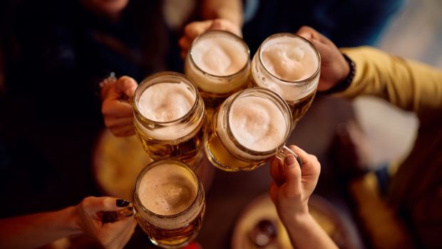 amigos hacen un brindis con cerveza