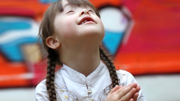 web-down-syndrome-girl-pray-shutterstock_126624254-denis-kuvaev-ai